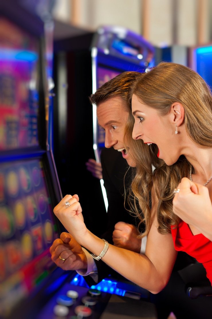 Pemain menikmati permainan live casino melalui perangkat mobile dengan interface apk898a
